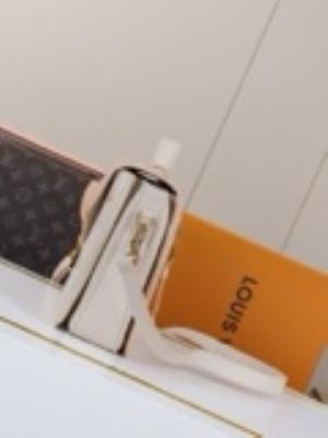 wholesale quality louis vuitton m14977 pochette metis mm